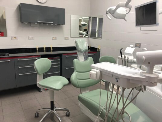 Poltrona odontoiatrica moderna in uno studio rinnovato