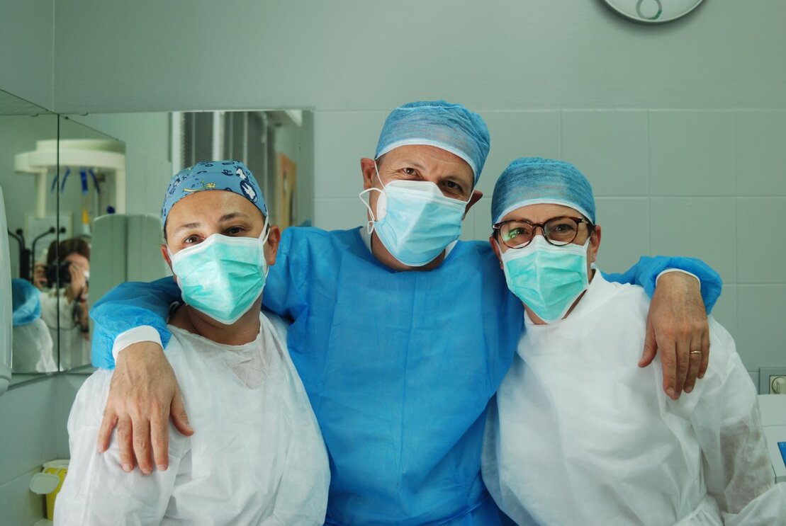 Team di professionisti odontoiatri e assistenti in studio