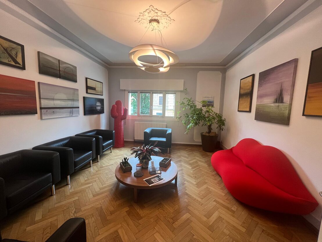 Sala d’attesa accogliente in uno studio dentistico moderno