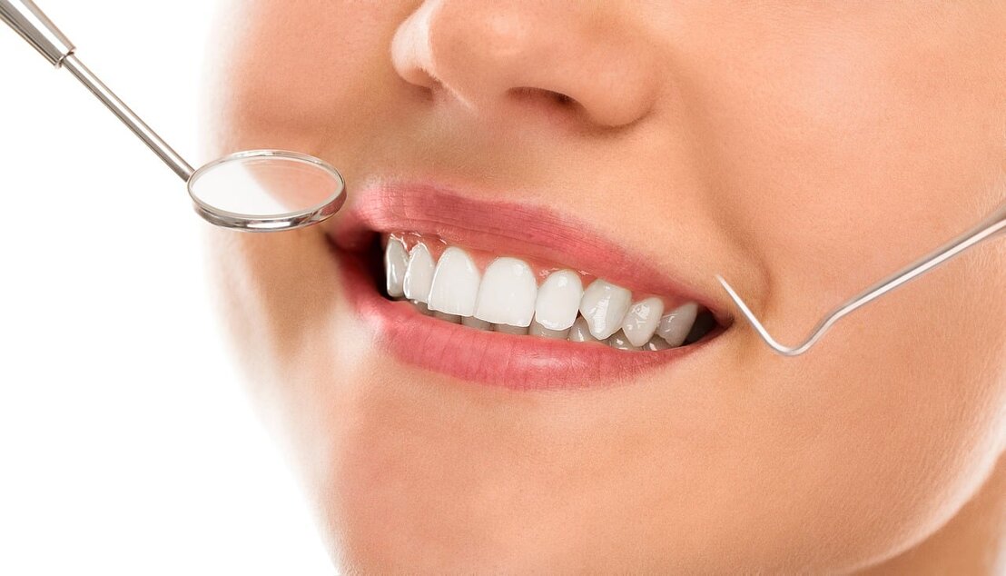 Igienista dentale che effettua una seduta di igiene orale